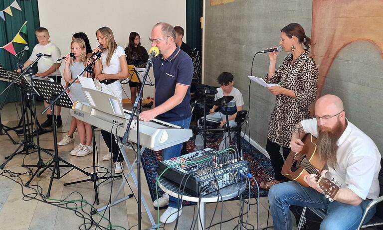 Die von Lehrer Manfred Müller betreute Schulband sorgte mit dem Hit 'The first cut is the deepest' von Cat Stevens' und dem Song 'What's going on' von Marvin Gaye für beste Stimmung bei der Schul-Abschlussfeier der Mittelschule Veitshöchheim Die von Lehrer Manfred Müller betreute Schulband sorgte mit dem Hit 'The first cut is the deepest' von Cat Stevens' und dem Song 'What's going on' von Marvin Gaye für beste Stimmung bei der Schul-Abschlussfeier der Mittelschule Veitshöchheim