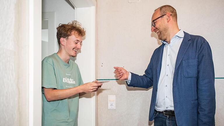 Haustürgespräch: SPD-Direktkandidat Alexander Kolbow unterwegs im Frauenland in Würzburg. Haustürgespräch: SPD-Direktkandidat Alexander Kolbow unterwegs im Frauenland in Würzburg. 