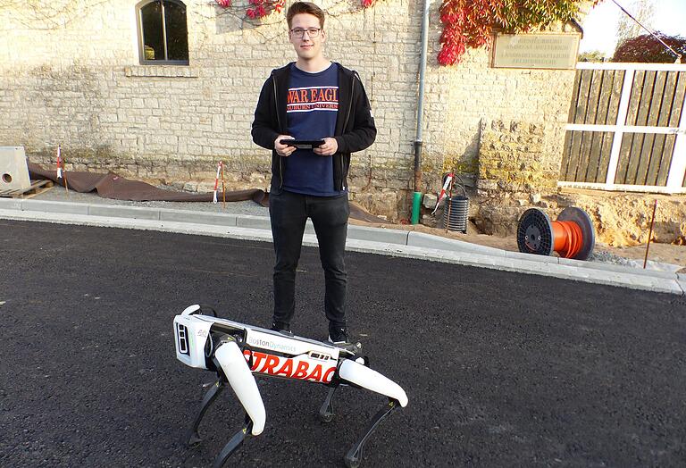 Florian Vetter ist Bauingenieurstudent und erklärte in Düllstadt den Besuchern den Roboter. Florian Vetter ist Bauingenieurstudent und erklärte in Düllstadt den Besuchern den Roboter.