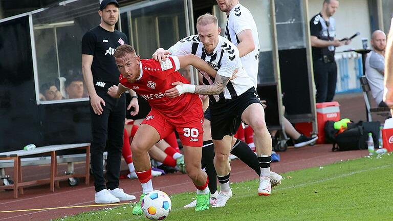 Kickers-Akteur Benyas Junge-Abiol (vorne) setzt sich, beobachtet von Trainer Marco Wildersinn, im Zweikampf durch. Kickers-Akteur Benyas Junge-Abiol (vorne) setzt sich, beobachtet von Trainer Marco Wildersinn, im Zweikampf durch.