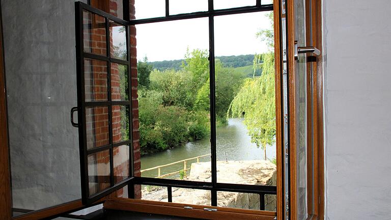 Bei der Sanierung wurden die alten Fenster erhalten und neue dahinter eingesetzt. Bei der Sanierung wurden die alten Fenster erhalten und neue dahinter eingesetzt.