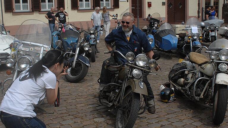 Der Mitorganisator der Spessart-Tour: Norbert Mattis, Baujahr 1958, auf seiner Harley Davidson, Baujahr 1937.