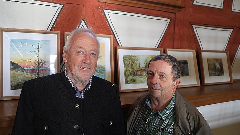 Jonny Schindler (links) zeigte im Historischen Rathaus von Retzbach reizvolle herbstliche Aquarelle. Die Laudatio bei der Vernissage hielt Bernd Nebel.