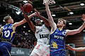 Ein Bild aus der Vorsaison: Der Würzburger Cameron Wells (Mitte) im Duell mit dem Braunschweiger Scott Eatherton (rechts).