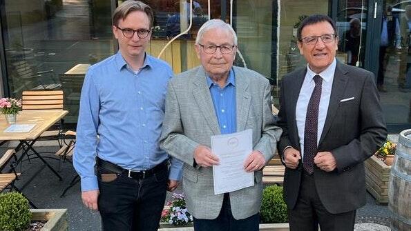 Josef Spörer (Mitte) ist seit 60 Jahren Mitglied der CDU. Für sein Engagement wurde er vom CDU-Kreisvorsitzenden Wolfgang Reinhart (rechts) und vom CDU-Ortsvorsitzenden Dominik Martin (links) gewürdigt.