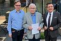 Josef Spörer (Mitte) ist seit 60 Jahren Mitglied der CDU. Für sein Engagement wurde er vom CDU-Kreisvorsitzenden Wolfgang Reinhart (rechts) und vom CDU-Ortsvorsitzenden Dominik Martin (links) gewürdigt.