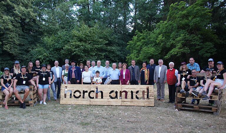 Zum Gruppenfoto fanden sich am Eröffnungstag die Ehrengäste und ein Teil der Organisatoren von den 'Jungen Sennfeldern' zusammen. Zum Gruppenfoto fanden sich am Eröffnungstag die Ehrengäste und ein Teil der Organisatoren von den 'Jungen Sennfeldern' zusammen.