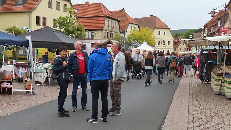 Der Genuss- und Handwerkermarkt lockte trotz des trüben Wetters viele Besucher nach Bischofsheim. Der Genuss- und Handwerkermarkt lockte trotz des trüben Wetters viele Besucher nach Bischofsheim.