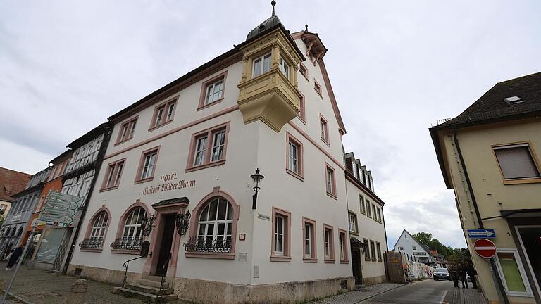 Der Hotel-Gasthof 'Wilder Mann' in Gerolzhofen galt einst als Aushängeschild. Diesen Ruf hat das Ensemble längst verloren. Pläne für ein angedocktes Hotel sind in finanzielle Turbulenzen geraten.