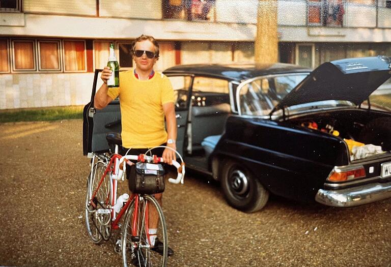 Konrad Karl vor 40 Jahren in Ungarn: Nach 858 Kilometern in fünf Tagen auf dem Rennrad feiert er die Ankunft am Plattensee mit einer Flasche Krim-Sekt. Konrad Karl vor 40 Jahren in Ungarn: Nach 858 Kilometern in fünf Tagen auf dem Rennrad feiert er die Ankunft am Plattensee mit einer Flasche Krim-Sekt.