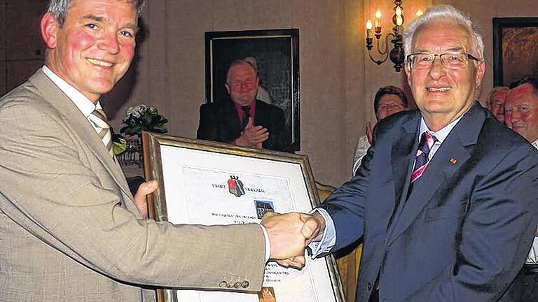 Große Ehre für Herbert Meyer (rechts). Der Stadtrat Volkach ernannte ihn zum Ehrenbürger. Bürgermeister Peter Kornell überreicht die Urkunde.