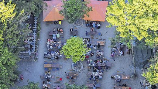 Schießhaus-Biergarten bundesweit auf Platz 4 - (ej) Nun steht es also fest, wer den schönsten Biergarten Deutschlands hat: 4603 Besucher des Hofbräukellers in Würzburg haben abgestimmt und ihr Voting an den Verein zum Erhalt der bayerischen Wirtshauskultur geschickt. In der Kategorie über 500 Sitzplätze siegte damit souverän der Würzburger Hofbräu-Biergarten. Die Schweinfurter Waldgaststätte Schießhaus konnte sich auf Rang 4 platzieren. Am Donnerstag war die feierliche Bekanntgabe der Gewinner und die offizielle Siegerehrung in München im Biergarten „Hirschau“. Die Würzburger Brauerei war dort mit einer Abordnung vertreten. Auch der zweite Sieger befindet sich in Franken. Es ist die Pflugsmühle in Abenberg im mittelfränkischen Landkreis Roth. Auf Rang 3 der Biergartenfans landete der Biergarten Mühlenpark aus Garching im Norden des Landkreises München. Schießhaus-Biergarten bundesweit auf Platz 4 - (ej) Nun steht es also fest, wer den schönsten Biergarten Deutschlands hat: 4603 Besucher des Hofbräukellers in Würzburg haben abgestimmt und ihr Voting an den Verein zum Erhalt der bayerischen Wirtshauskultur geschickt. In der Kategorie über 500 Sitzplätze siegte damit souverän der Würzburger Hofbräu-Biergarten. Die Schweinfurter Waldgaststätte Schießhaus konnte sich auf Rang 4 platzieren. Am Donnerstag war die feierliche Bekanntgabe der Gewinner und die offizielle Siegerehrung in München im Biergarten „Hirschau“. Die Würzburger Brauerei war dort mit einer Abordnung vertreten. Auch der zweite Sieger befindet sich in Franken. Es ist die Pflugsmühle in Abenberg im mittelfränkischen Landkreis Roth. Auf Rang 3 der Biergartenfans landete der Biergarten Mühlenpark aus Garching im Norden des Landkreises München.