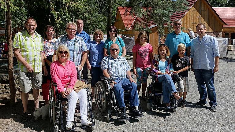 Selbsthilfegruppe zu Besuch: Die Wildparkfreunde haben die lokale Selbsthilfegruppe für Muskelerkrankte zu einer Führung eingeladen. Selbsthilfegruppe zu Besuch: Die Wildparkfreunde haben die lokale Selbsthilfegruppe für Muskelerkrankte zu einer Führung eingeladen.