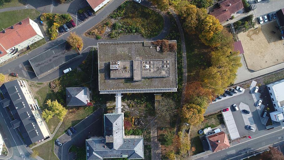 Blick aus der Vogelperspektive aufs Krankenhaus-Areal. In seiner Sitzung will sich der Stadtrat von Bad Königshofen mit der Zulässigkeit des Bürgerbegehrens auseinandersetzen.  Foto: Georg Leupold       -  Blick aus der Vogelperspektive aufs Krankenhaus-Areal. In seiner Sitzung will sich der Stadtrat von Bad Königshofen mit der Zulässigkeit des Bürgerbegehrens auseinandersetzen.  Foto: Georg Leupold