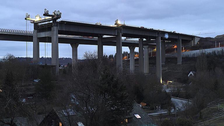 Noch bis Mitte März soll der Rückbau der alten Autobahnbrücke in Heidingsfeld dauern. Noch bis Mitte März soll der Rückbau der alten Autobahnbrücke in Heidingsfeld dauern.