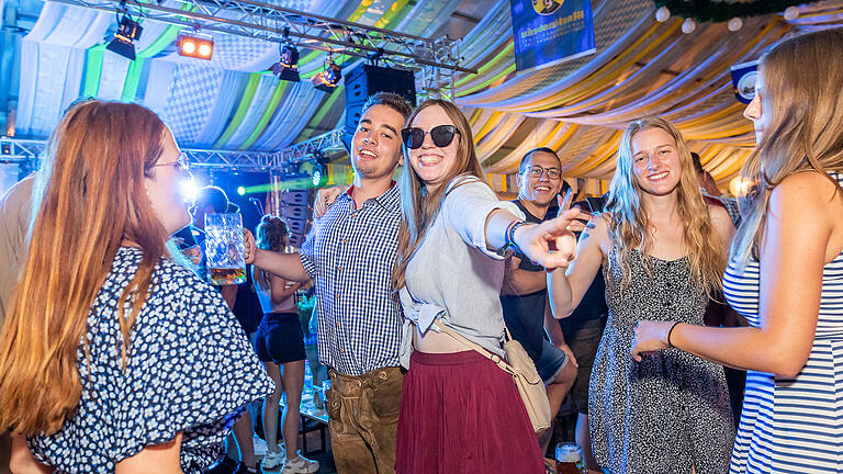 Zahlreiche Menschen feierten am Donnerstag 11.08.22 bei der Laurenzi Messe in Marktheidenfeld. Für Partystimmung sorgten die Bayernmafia im Festzelt.
