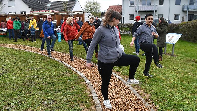 Auf dem Mehrgenerationen-Spielplatz in Burglauer können Groß und Klein aktiv sein. In der Rhön und Umgebung können Familien noch mehr Dinge erleben, die nichts oder wenig kosten.