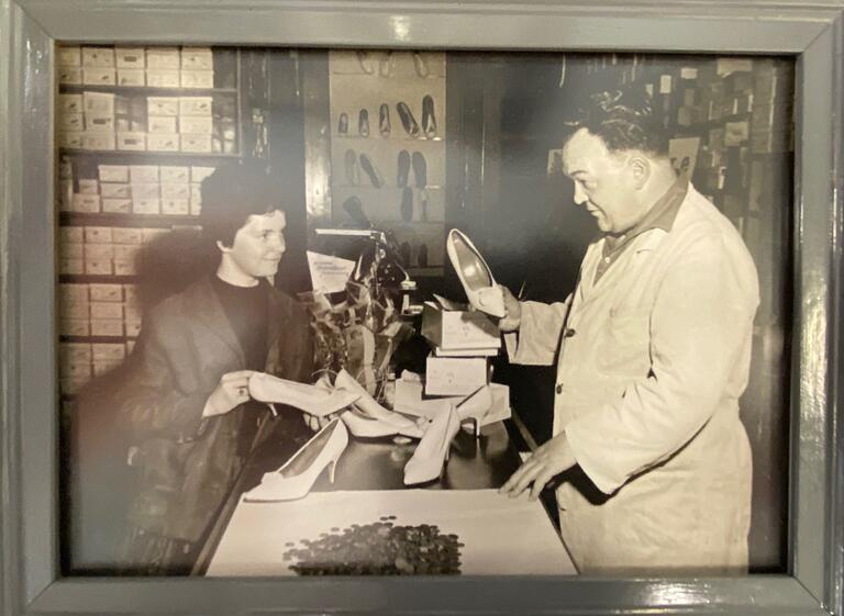 Das historische Foto zeugt von der Familientradition der Links: Zu sehen ist Hans Link, der in den 1960-er Jahren eine Kundin im Geschäft in der Hauptstraße in Mellrichstadt berät. Das historische Foto zeugt von der Familientradition der Links: Zu sehen ist Hans Link, der in den 1960-er Jahren eine Kundin im Geschäft in der Hauptstraße in Mellrichstadt berät. 
