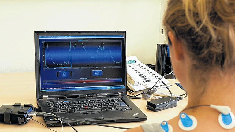 Eine von vielen Behandlungsmethoden: Beim Biofeedback lernt der Patient, den Schmerz über ein psychologisches Rückkopplungssystem zu mindern.