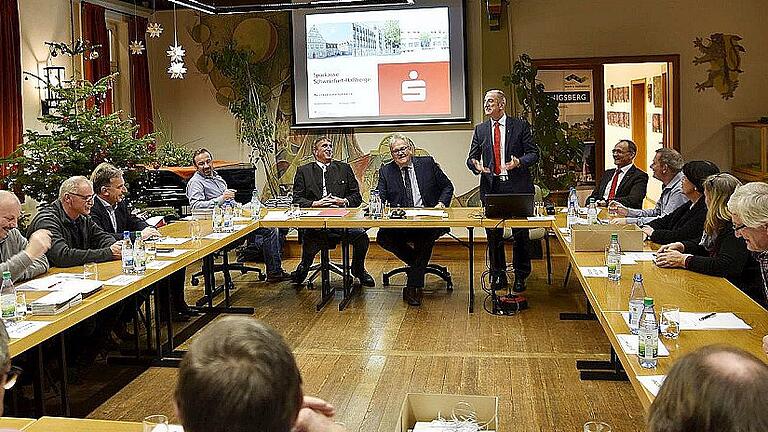 Die Vorstandsmitglieder der Sparkasse Schweinfurt-Haßberge Roberto Nernosi (stehend) und Andreas Linder berichteten in der Stadtratssitzung über die derzeitige Situation und Entwicklung ihres Geldinstitutes.