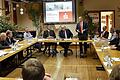 Die Vorstandsmitglieder der Sparkasse Schweinfurt-Haßberge Roberto Nernosi (stehend) und Andreas Linder berichteten in der Stadtratssitzung über die derzeitige Situation und Entwicklung ihres Geldinstitutes.