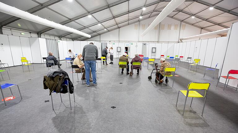 Am frühen Montagabend war es mit der Hektik im Impfzentrum auf der Talavera schon wieder vorbei. Am frühen Montagabend war es mit der Hektik im Impfzentrum auf der Talavera schon wieder vorbei.