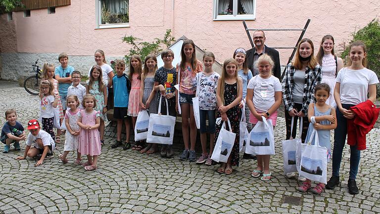 Über 90 Kinder und Jugendliche haben am Malwettbewerb der Streutalallianz teilgenommen. Beim Gruppenbild nach der Siegerehrung in Mellrichstadt freuten sie sich über die Belohnung für die schönen Kunstwerke.