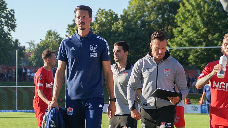 Das Aubstädter Trainer-Duo Victor Kleinhenz (hinten links) und André Betz (rechts) hinterließ in der Regionalliga Bayern mächtig Eindruck. Auch bei Unterhachings Chefcoach Sandro Wagner (im Vordergrund). Das Aubstädter Trainer-Duo Victor Kleinhenz (hinten links) und André Betz (rechts) hinterließ in der Regionalliga Bayern mächtig Eindruck. Auch bei Unterhachings Chefcoach Sandro Wagner (im Vordergrund).