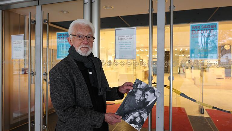 Seit Mittwoch hat die Kaufhof-Filiale in Schweinfurt geschlossen. Der ehemalige Chefdekorateur Hans-Jürgen Runge aus Gerolzhofen ist gekommen, um sich ein für alle Mal von dem Geschäft zu verabschieden.