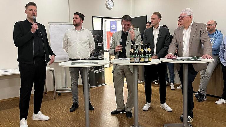 Gesprächsrunde beim 'Meet and Greet' der Wölfe Würzburg mit (von links) Ex-Welt- und Europameister Carsten Lichtlein, Johannes Sendelbach (Leitung Organisation und Vertrieb), Moderator Peter Walter, Trainer Johannes Heufelder und Geschäftsführer Roland Sauer.