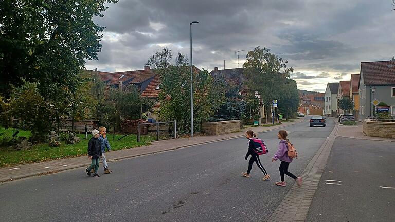 Kleine Füße auf dem Ashalt sollen den Kindern Orientierung beim Überqueren der Straße geben.