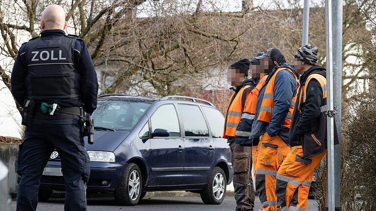 Unter der Aufsicht eines Zollbeamten warten die Arbeiter einer Glasfaserbaustelle geduldig auf das Eintreffen einer Dolmetscherin. Unter der Aufsicht eines Zollbeamten warten die Arbeiter einer Glasfaserbaustelle geduldig auf das Eintreffen einer Dolmetscherin.