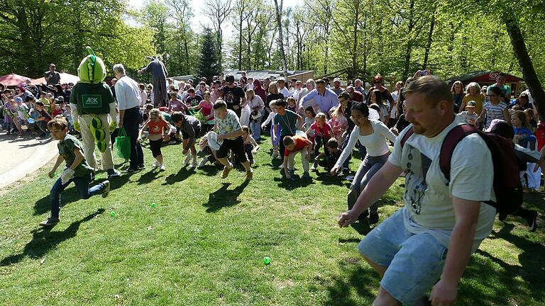 Nach dem lauten Countdown bahnten sich die Kinder einen Weg zu den Eiern und Süßigkeiten. Nach dem lauten Countdown bahnten sich die Kinder einen Weg zu den Eiern und Süßigkeiten.