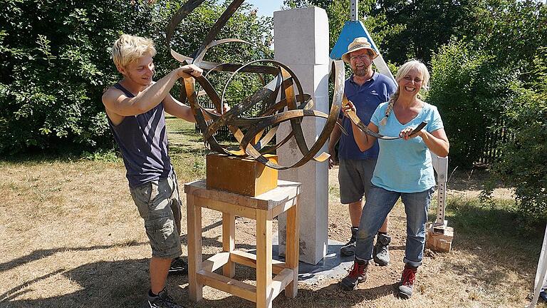 Kurt Grimm (Mitte) schuf mit Paul Engelhard und Ulrike Emmert eine Arbeit in Verbindung von Stein und Metall. Kurt Grimm (Mitte) schuf mit Paul Engelhard und Ulrike Emmert eine Arbeit in Verbindung von Stein und Metall.