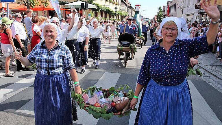 Jubiläumsfestzug der Volkacher Winzer: Diese beiden Winzerfrauen aus Sommerach strahlen mit der Sonne um die Wette.