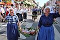 Jubiläumsfestzug der Volkacher Winzer: Diese beiden Winzerfrauen aus Sommerach strahlen mit der Sonne um die Wette.