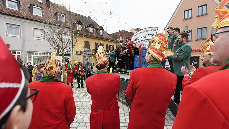 Das Giemaul-Paar Stefan IV. und Sina I. traten am Rosenmontag am Rathausplatz in Heidingsfeld auf die Waage und wurden beim sogenannten Narrenwiegen mit Bierkästen aufgewogen.