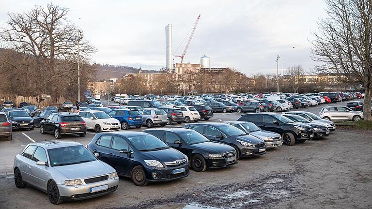 Bislang kostenlos: Rund 1000 Autos können auf der Würzburger Talavera am Rande der Zellerau parken.&nbsp;&nbsp;