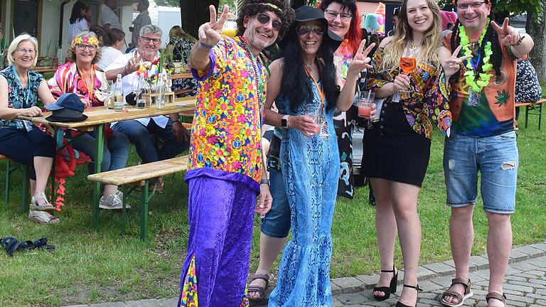 Auch Bürgermeister Burkhard Klein (rechts) und Weinprinzessin Anna Deppisch feierten im entsprechenden Outfit mit.