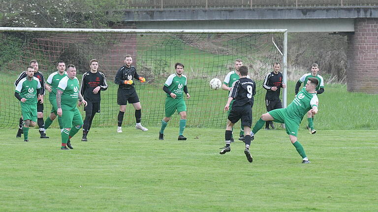 A-Klasse Rhön 1: SG Obereschenbach - SG Bad Bocklet/Aschach       -  Unser Bild zeigt eine Szene aus dem Spiel der SG Obereschenbach/Morlesau (dunkle Trikots) gegen die SG Bad Bocklet/Aschach.