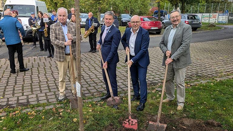 Nico Schoenmakers, Huub Hiltjes, Jürgen Lippert und Winfried Roth (von links) pflanzen den Freundschaftsbaum.