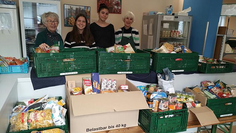 Schülersprecherinnen Maria Brandt-Grilo und Hannah Neser überreichten die Spenden im Namen der Schule an die Vertreter des Tafelladens.