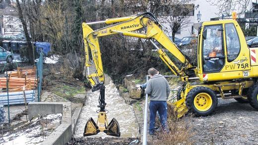 Schwachpunkt: Der Rechen am Einlauf des Eherieder Mühlbachs ins Regenüberlaufbecken zwischen Esbachhof und WSG war während des Hochwassers schnell verstopf. Die Folge: Das Wasser staute sich zurück und überflutete das Firmengelände des Sanitärgroßhandelsbetriebs. Erst durch den ständigen Einsatz eines Baggers gelang es, den Durchfluss frei zu halten. Schwachpunkt: Der Rechen am Einlauf des Eherieder Mühlbachs ins Regenüberlaufbecken zwischen Esbachhof und WSG war während des Hochwassers schnell verstopf. Die Folge: Das Wasser staute sich zurück und überflutete das Firmengelände des Sanitärgroßhandelsbetriebs. Erst durch den ständigen Einsatz eines Baggers gelang es, den Durchfluss frei zu halten.