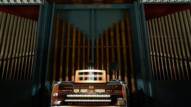 Soli Deo Gloria &ndash; Gott allein zur Ehre &ndash; prangt auf dem Prospekt, der beim Einbau der Kroth'schen Hausorgel in die Schonunger Christuskirche angefertigt wurde.