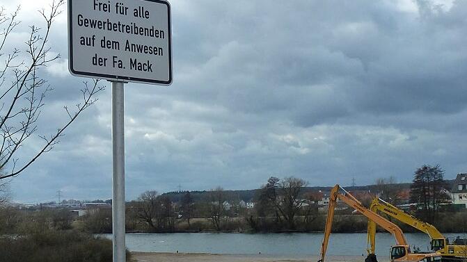 Um den Abtransport des Aushubs aus dem Main durch den eigenen Ort zu verhindern, hat die Gemeine Grafenrheinfeld den Adam-Tasch-Weg gesperrt. Er führt von der Brückenstraße zum geplanten Zwischenlagerungsplatz.