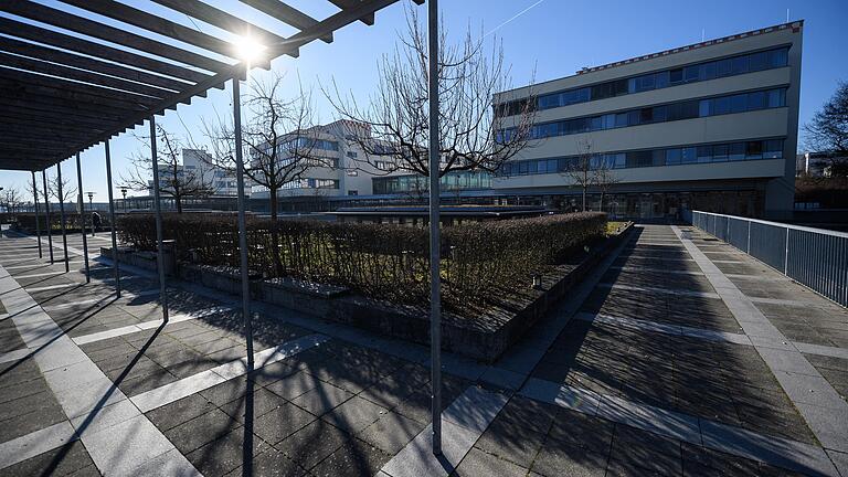 Blick auf das Zentrum Operative Medizin (ZOM) in Würzburg. Auf dem Erweiterungsgelände im Norden sollen die neuen Kopfkliniken und ein Zentrum Frauen-Mutter-Kind entstehen.