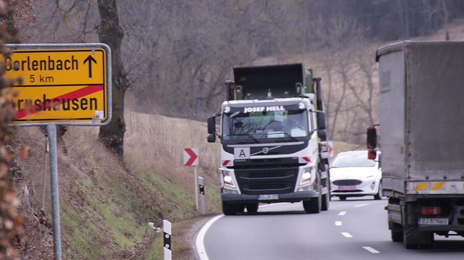 Die B 286 zwischen Arnshausen und Oerlenbach wird in einigen Jahren nicht mehr gebraucht. Die Trasse soll nach den Plänen des Bauamts als Radweg genutzt werden. Die Brummis rollen dann über die B 286 neu. Foto: Benedikt Borst       -  Die B 286 zwischen Arnshausen und Oerlenbach wird in einigen Jahren nicht mehr gebraucht. Die Trasse soll nach den Plänen des Bauamts als Radweg genutzt werden. Die Brummis rollen dann über die B 286 neu. Foto: Benedikt Borst