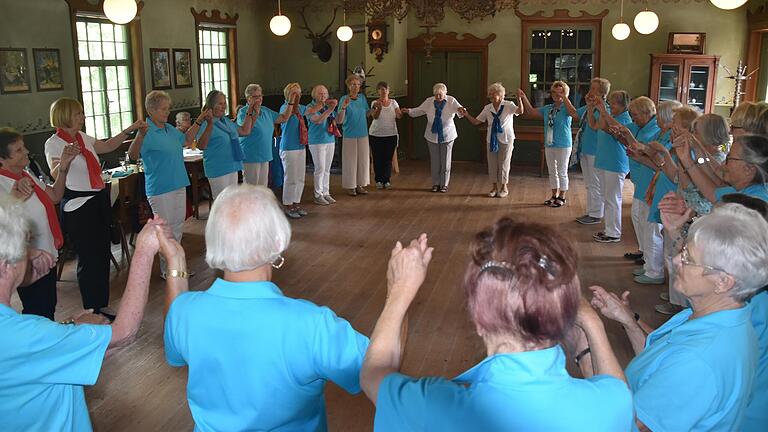 Wie es sich für einen Tanzkreis gehört, feierte der Senioren-Tanzkreis 'Hohe Rhön' sein 20-jähriges Bestehen beim Tanzen.