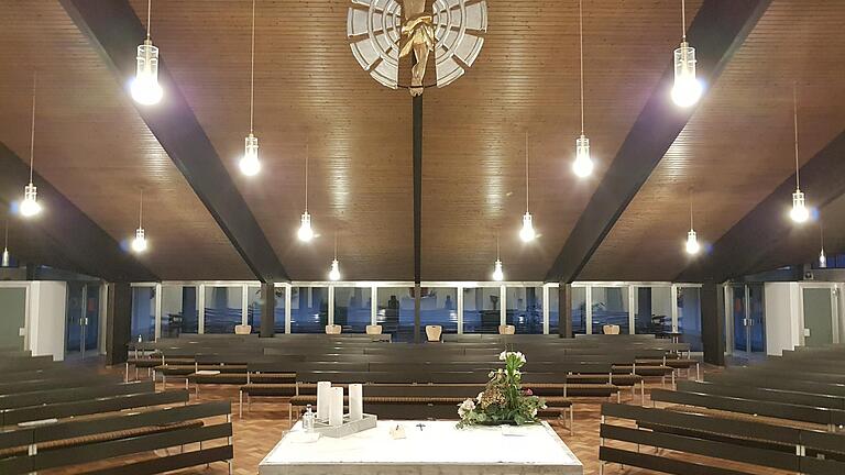 Ein moderner Kirchenraum lädt in der Kirche Lebenhan die Besucher ein. (Blick vom Altar)