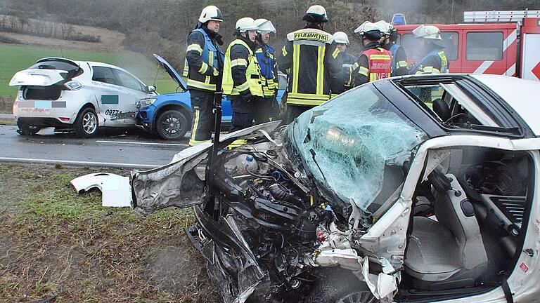 Die am Unfall beteiligten drei Fahrzeuge auf der Umgehungsstraße Wollbach.